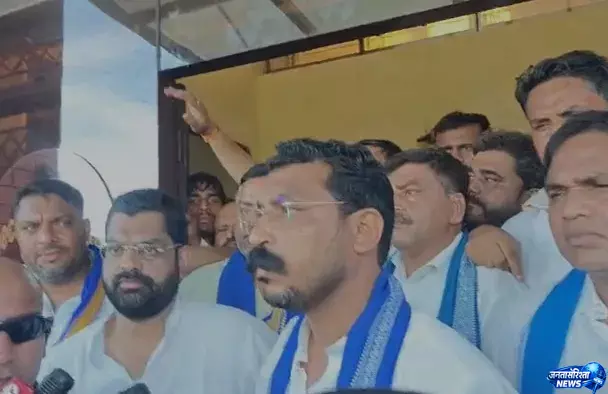 Sivaya टोल पर चंद्रशेखर आजाद की मुलाकात, परिवार को हर मदद का भरोसा Sivaya टोल पर चंद्रशेखर आजाद की मुलाकात, परिवार को हर मदद का भरोसा