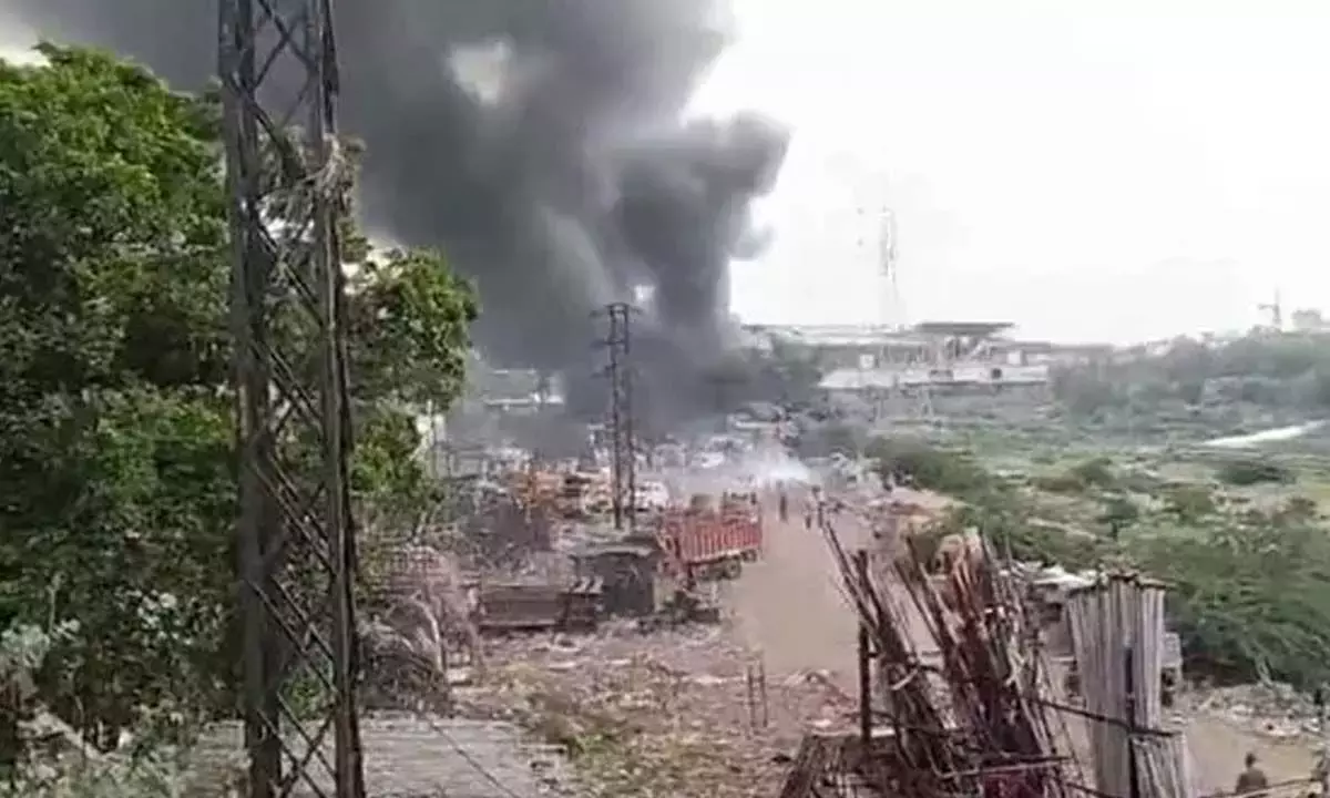 Telangana: चदरघाट में एक इमारत में लगी आग, कोई हताहत नहीं Telangana: चदरघाट में एक इमारत में लगी आग, कोई हताहत नहीं