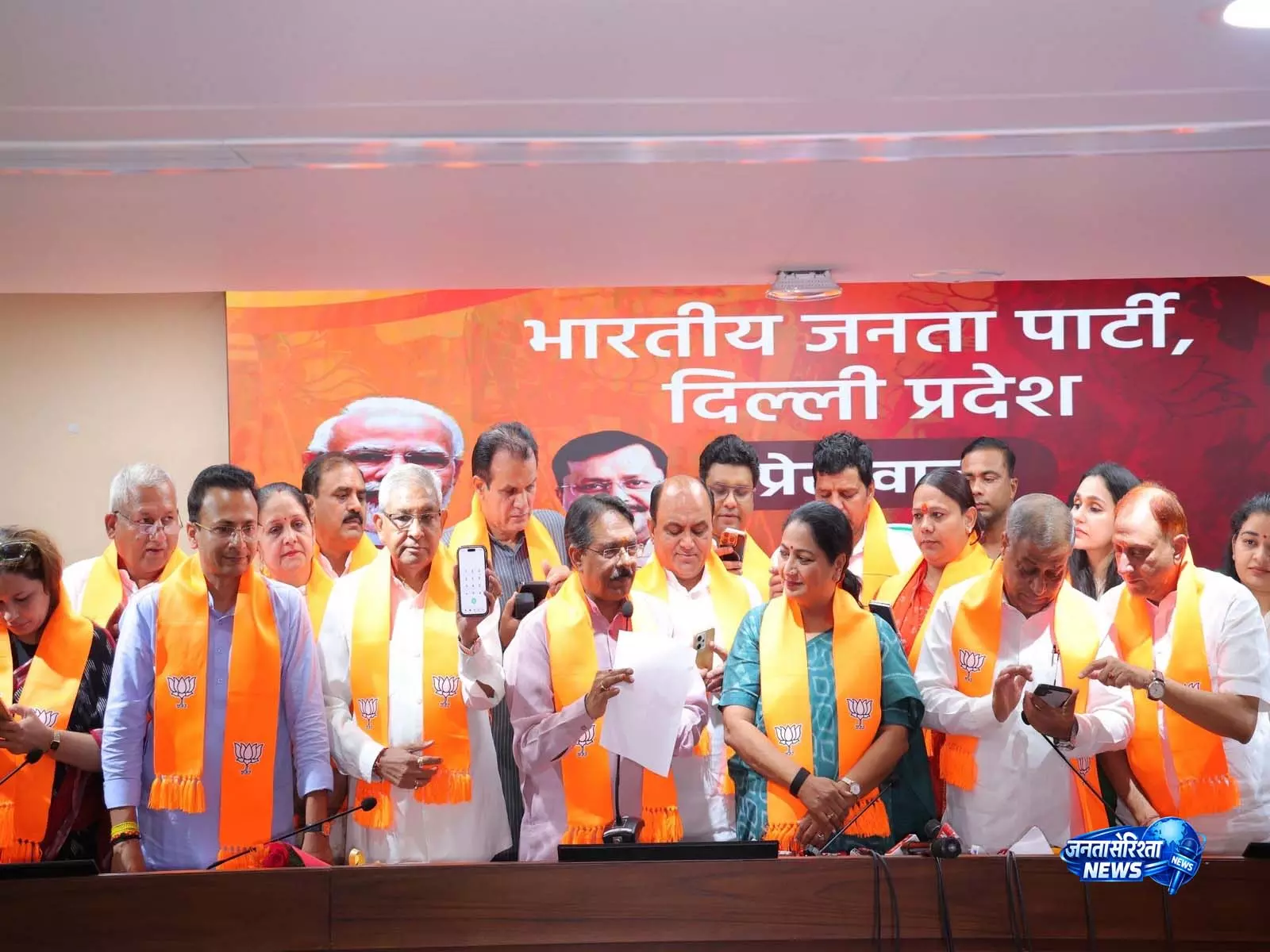 AAP से अलग हुए 16 पार्षदों ने थामा BJP का दामन AAP से अलग हुए 16 पार्षदों ने थामा BJP का दामन