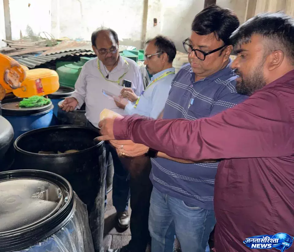 Saharanpur में खाद्य विभाग का एक्शन, टोमैटो और चिली सॉस के नमूने लिए Saharanpur में खाद्य विभाग का एक्शन, टोमैटो और चिली सॉस के नमूने लिए