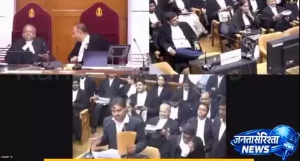 कोर्ट में हंगामा: राहत नहीं मिलने पर शख्स ने जजों की ओर फेंके केस के दस्तावेज, Video Viral कोर्ट में हंगामा: राहत नहीं मिलने पर शख्स ने जजों की ओर फेंके केस के दस्तावेज, Video Viral