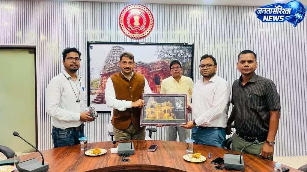कलेक्टर गोपाल वर्मा ने ADM विनय पोयाम को स्मृति चिन्ह भेंट कर दी बधाई कलेक्टर गोपाल वर्मा ने ADM विनय पोयाम को स्मृति चिन्ह भेंट कर दी बधाई