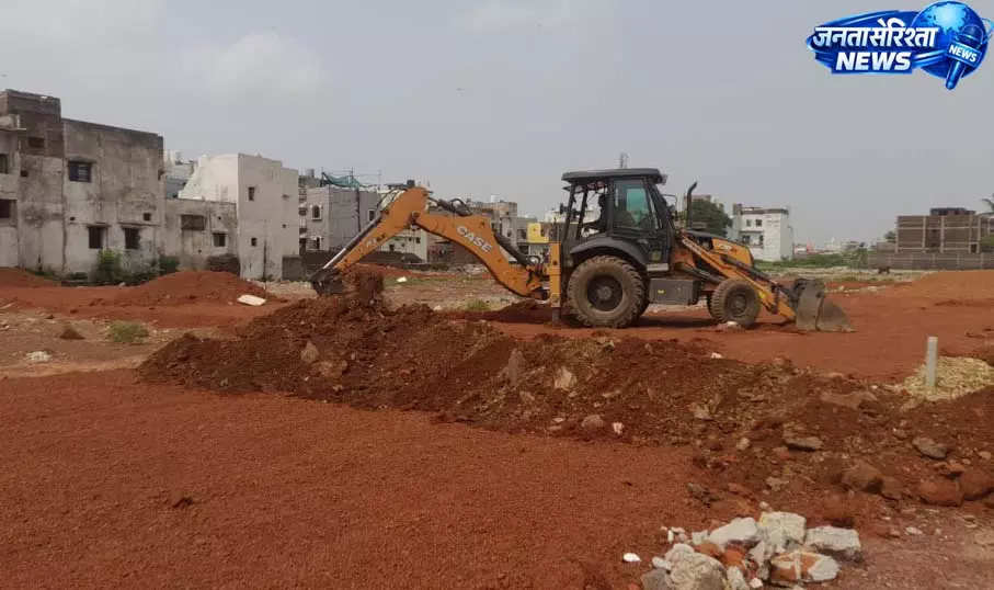 अवैध प्लाटिंग पर निगम की बड़ी कार्रवाई, चौरसिया कॉलोनी में JCB से काटी गई मुरम रोड अवैध प्लाटिंग पर निगम की बड़ी कार्रवाई, चौरसिया कॉलोनी में JCB से काटी गई मुरम रोड