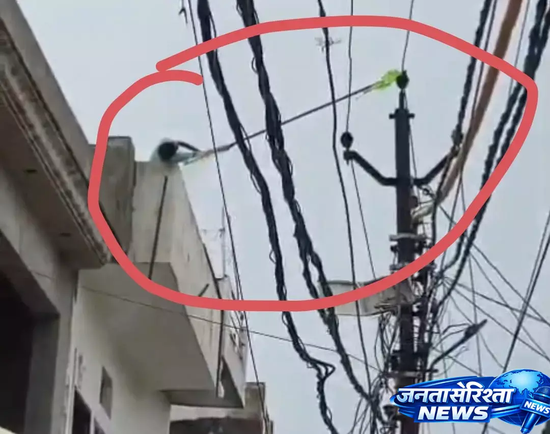 High tension लाइन बनी काल, पोते को बचाने पहुंचे दादा की मौत High tension लाइन बनी काल, पोते को बचाने पहुंचे दादा की मौत