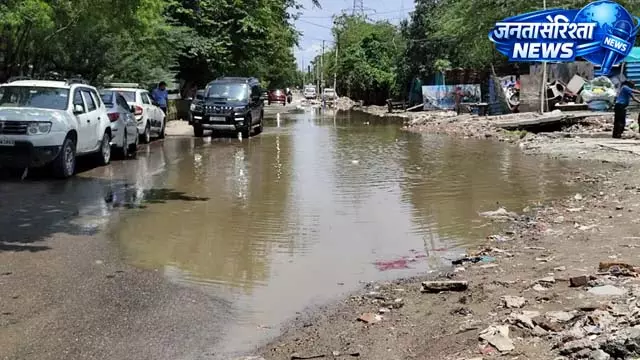 बारिश के बाद डूबी सड़कें, नगर निगम की तैयारी पर उठे सवाल बारिश के बाद डूबी सड़कें, नगर निगम की तैयारी पर उठे सवाल
