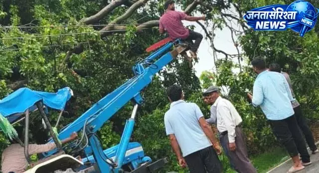 बिजली संकट से जूझे 5 हजार लोग, विभाग ने संभाला मोर्चा बिजली संकट से जूझे 5 हजार लोग, विभाग ने संभाला मोर्चा