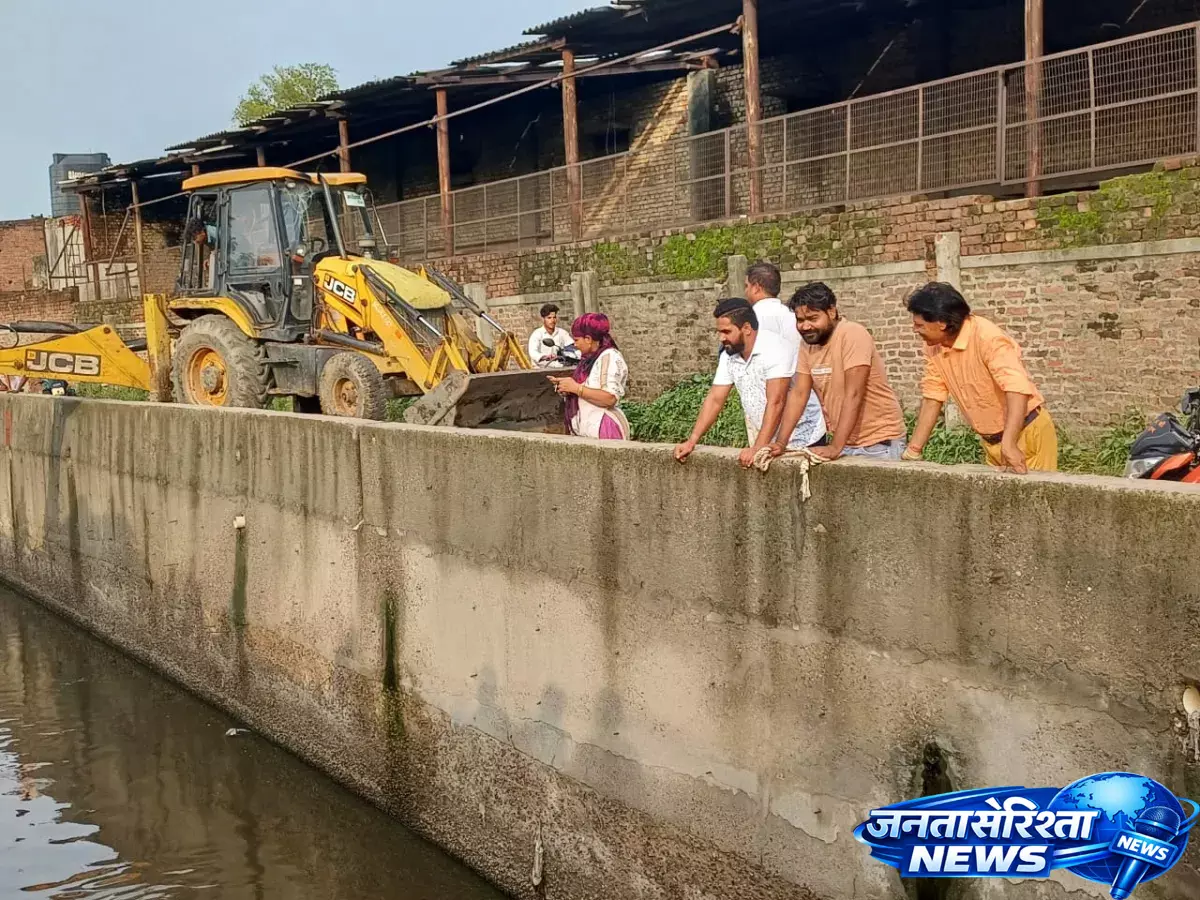 Khurja में मानवता की मिसाल, नाले से बछड़े को सुरक्षित बाहर निकाला Khurja में मानवता की मिसाल, नाले से बछड़े को सुरक्षित बाहर निकाला