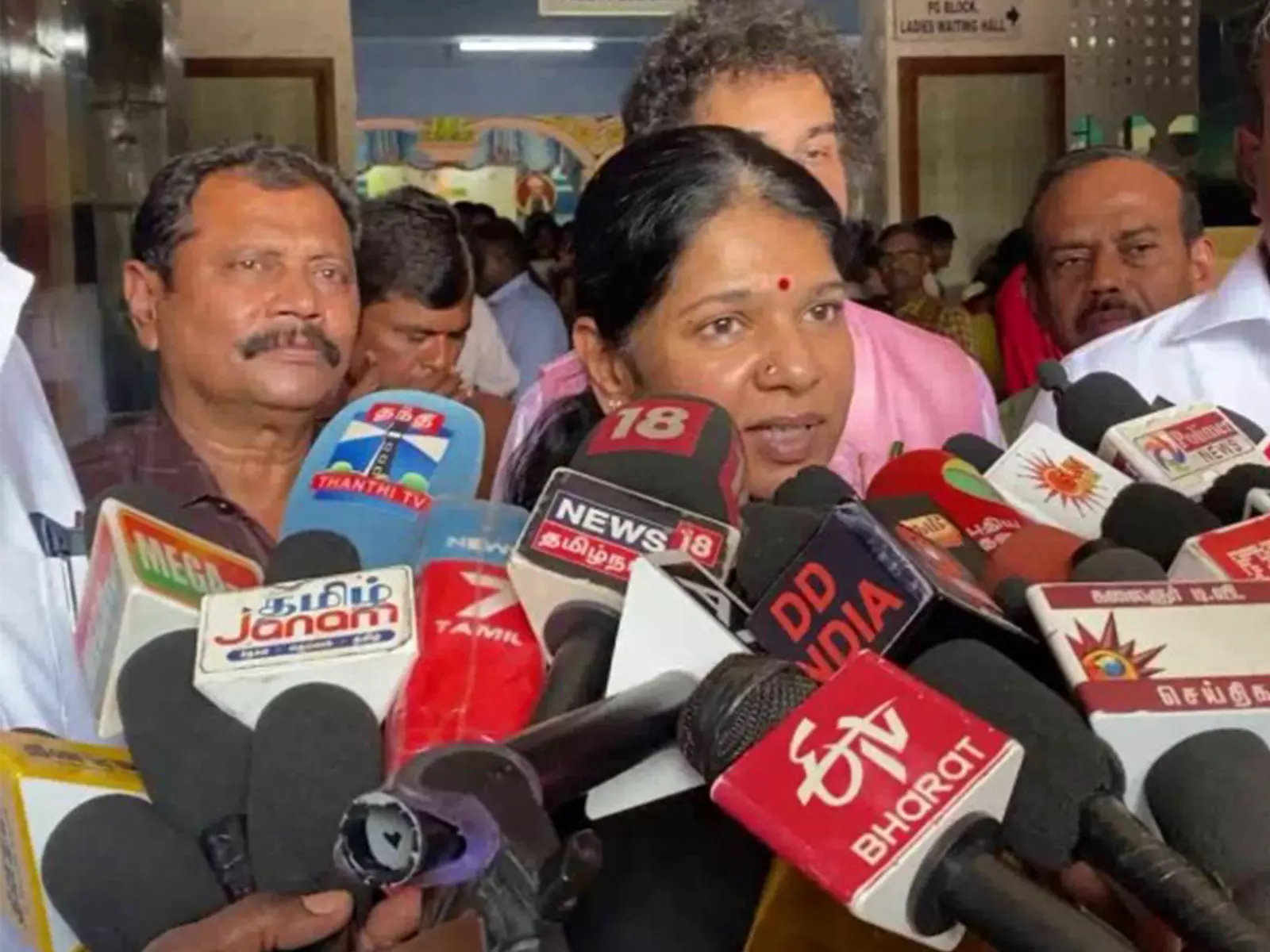 करूर भगदड़ मामले में कनिमोझी का CM विजय पर हमला करूर भगदड़ मामले में कनिमोझी का CM विजय पर हमला