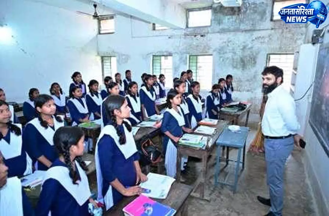 कलेक्टर व्यास ने शासकीय कन्या उच्चतर माध्यमिक विद्यालय कांसाबेल का किया निरीक्षण कलेक्टर व्यास ने शासकीय कन्या उच्चतर माध्यमिक विद्यालय कांसाबेल का किया निरीक्षण