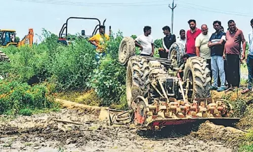 2 किसानों की मौत, खेत में ट्रैक्टर पलटने से हुई घटना 2 किसानों की मौत, खेत में ट्रैक्टर पलटने से हुई घटना