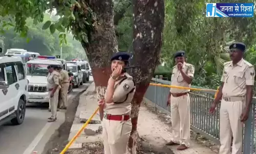 VVIP इलाके में लाश मिलने से फैली सनसनी, जांच में जुटी पुलिस VVIP इलाके में लाश मिलने से फैली सनसनी, जांच में जुटी पुलिस
