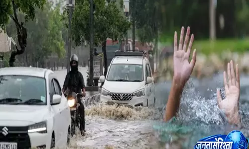 Noida में बाढ़ के पानी से ढके खुले नाले में गिरने से 28 वर्षीय युवक की मौत, नगर निगम पर उठे सवाल Noida में बाढ़ के पानी से ढके खुले नाले में गिरने से 28 वर्षीय युवक की मौत, नगर निगम पर उठे सवाल