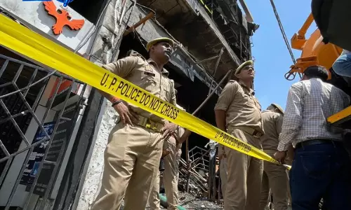 लखनऊ अग्निकांड: 15 युवाओं की मौत वाली इमारत पर चलेगा बुलडोजर लखनऊ अग्निकांड: 15 युवाओं की मौत वाली इमारत पर चलेगा बुलडोजर