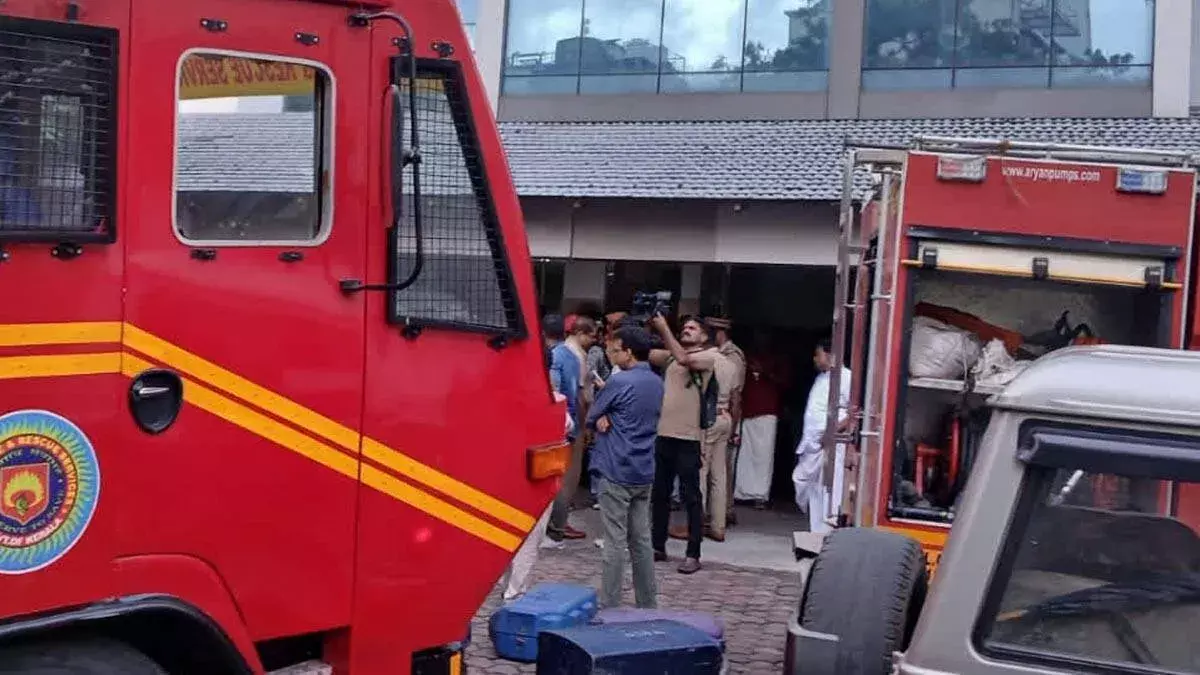 तिरुवनंतपुरम के होटल में आग लगी; लोगों को निकाला गया तिरुवनंतपुरम के होटल में आग लगी; लोगों को निकाला गया