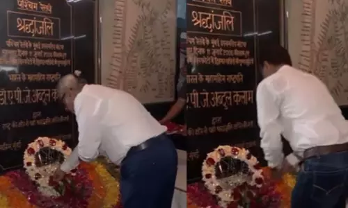 Mumbai लोकल ट्रेन ब्लास्ट की 20वीं बरसी, माहिम स्टेशन पर पीड़ितों को दी गई श्रद्धांजलि Mumbai लोकल ट्रेन ब्लास्ट की 20वीं बरसी, माहिम स्टेशन पर पीड़ितों को दी गई श्रद्धांजलि