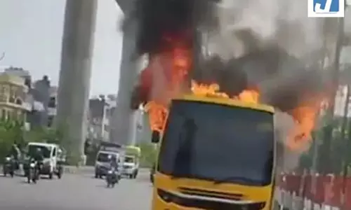 बड़ा हादसा टला, स्कूल बस में लगी भीषण आग, फिर... बड़ा हादसा टला, स्कूल बस में लगी भीषण आग, फिर...