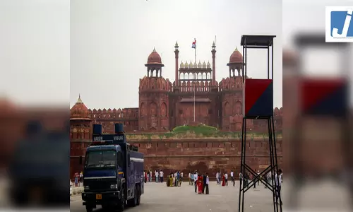 लाल किले को बम से उड़ाने की धमकी निकली अफवाह, पुलिस कॉलर की तलाश में जुटी लाल किले को बम से उड़ाने की धमकी निकली अफवाह, पुलिस कॉलर की तलाश में जुटी