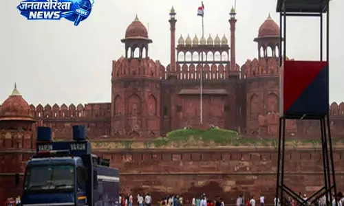 Delhi: लाल किले पर बम की धमकी को पूरी सुरक्षा जांच के बाद झूठा बताया गया