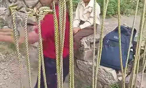 Mandi में जान जोखिम में डाल स्कूल पहुंच रहे बच्चे