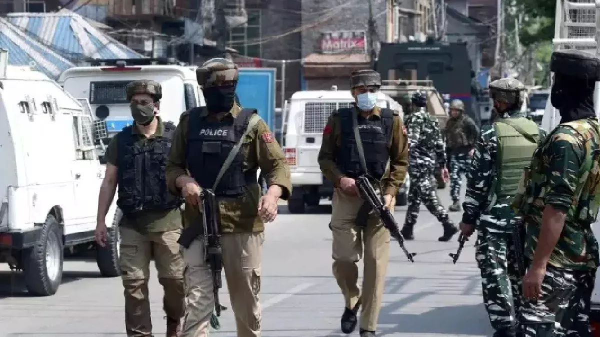 Baramulla: बारामूला में पुलिस की बड़ी कार्रवाई, कई ठिकानों पर चलाया सर्च ऑपरेशन Baramulla: बारामूला में पुलिस की बड़ी कार्रवाई, कई ठिकानों पर चलाया सर्च ऑपरेशन