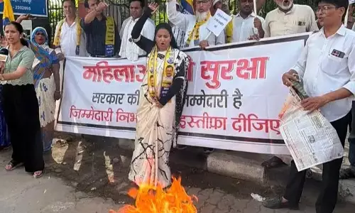 Jaipur: महिला सुरक्षा के मुद्दे पर आप ने खोला मोर्चा, कलेक्ट्रेट पहुंचकर जताया विरोध Jaipur: महिला सुरक्षा के मुद्दे पर आप ने खोला मोर्चा, कलेक्ट्रेट पहुंचकर जताया विरोध