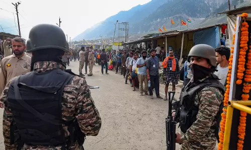 Jammu: जय बाबा बर्फानी के जयकारों के बीच कड़ी सुरक्षा के बीच अमरनाथ यात्रियों का जत्था रवाना Jammu: जय बाबा बर्फानी के जयकारों के बीच कड़ी सुरक्षा के बीच अमरनाथ यात्रियों का जत्था रवाना