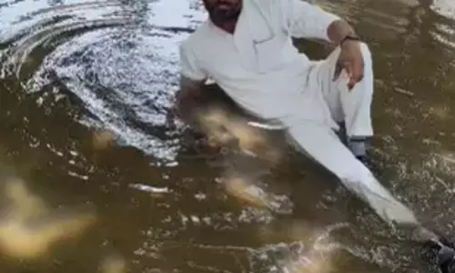 Kazipur स्कूल की बदहाली, पानी में डूबा पूरा परिसर Kazipur स्कूल की बदहाली, पानी में डूबा पूरा परिसर