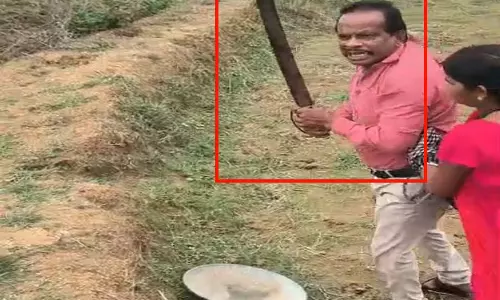 सूरजपुर में तलवार लहराने का वीडियो वायरल, आर्म्स एक्ट के तहत केस दर्ज सूरजपुर में तलवार लहराने का वीडियो वायरल, आर्म्स एक्ट के तहत केस दर्ज