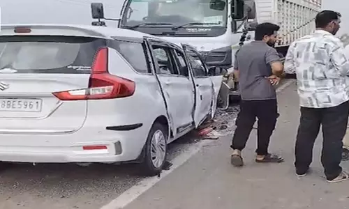 खड़े ट्रक से टकराई कार, एक ही परिवार के चार लोगों की मौत, चार घायल खड़े ट्रक से टकराई कार, एक ही परिवार के चार लोगों की मौत, चार घायल