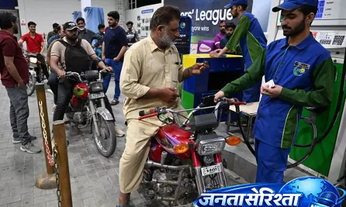 Pakistan सरकार का बड़ा फैसला, पेट्रोल-डीजल के दाम बढ़े Pakistan सरकार का बड़ा फैसला, पेट्रोल-डीजल के दाम बढ़े
