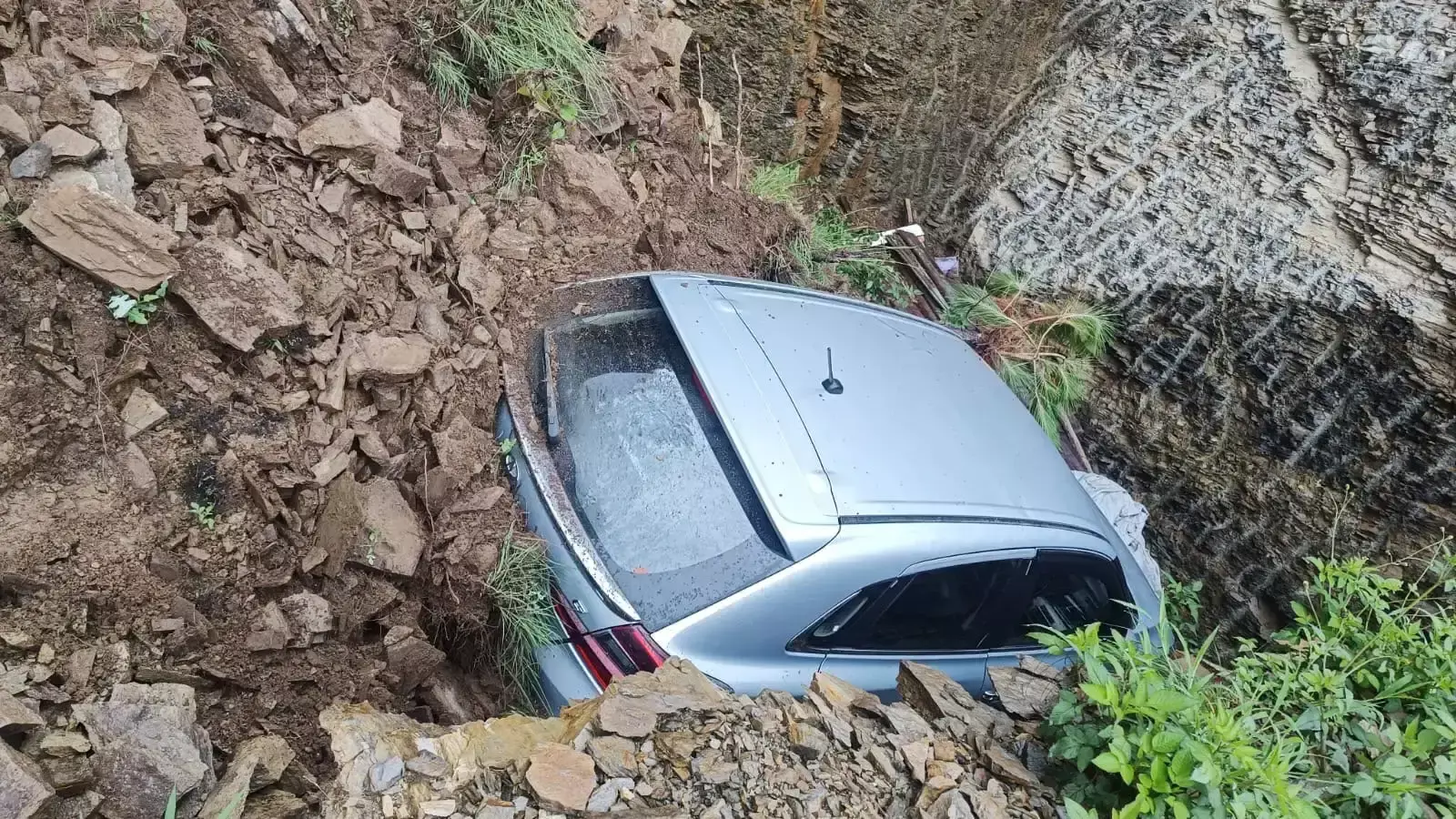 Shimla: हिमाचल में बारिश बनी आफत, सड़कें प्रभावित और पुल क्षतिग्रस्त Shimla: हिमाचल में बारिश बनी आफत, सड़कें प्रभावित और पुल क्षतिग्रस्त