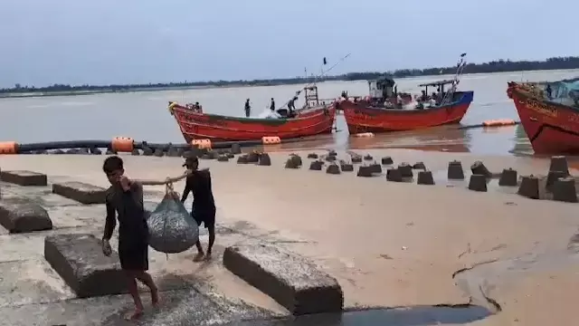 West Bengal तट से नौ दिन बाद पंद्रह लापता मछुआरों को समुद्र से बचाया गया West Bengal तट से नौ दिन बाद पंद्रह लापता मछुआरों को समुद्र से बचाया गया