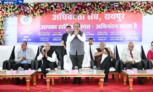 रायपुर जिला न्यायालय में अधिवक्ता संघ के नए पदाधिकारियों का शपथ ग्रहण रायपुर जिला न्यायालय में अधिवक्ता संघ के नए पदाधिकारियों का शपथ ग्रहण