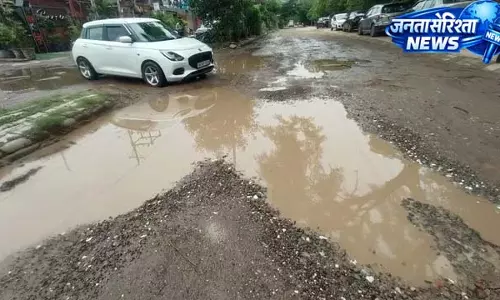 शहर की बदहाली पर उठे सवाल, सड़क और नालियां बेहाल शहर की बदहाली पर उठे सवाल, सड़क और नालियां बेहाल