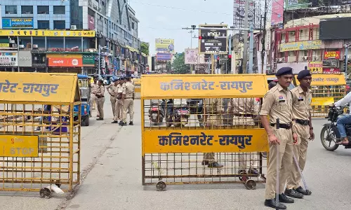 रायपुर में पुलिस का चेकिंग अभियान: बिना नंबर प्लेट और संदिग्ध वाहनों पर की सख्ती