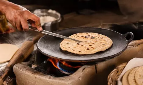क्या रोटी बनाने की गलतियों से आती है दरिद्रता? जानें धार्मिक और पारंपरिक मान्यताएं क्या रोटी बनाने की गलतियों से आती है दरिद्रता? जानें धार्मिक और पारंपरिक मान्यताएं