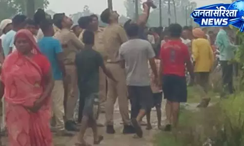 प्रेम विवाह की जिद, किशोरी ने टावर पर चढ़कर मचाया हड़कंप प्रेम विवाह की जिद, किशोरी ने टावर पर चढ़कर मचाया हड़कंप