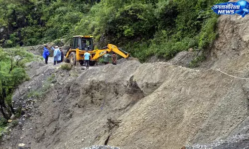 चमोली में बारिश का कहर, बदरीनाथ हाईवे बंद; डॉक्टर की मौत चमोली में बारिश का कहर, बदरीनाथ हाईवे बंद; डॉक्टर की मौत