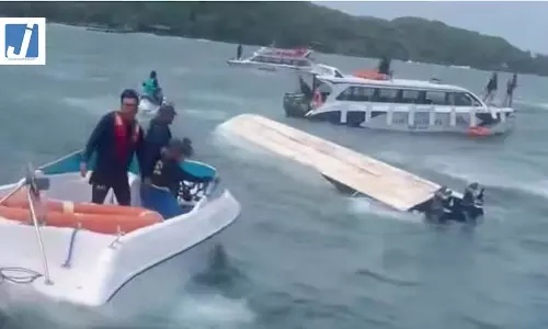 भारतीय पर्यटकों को लेकर जा रही नाव पलटी, कई लोगों के मारे जाने की खबर भारतीय पर्यटकों को लेकर जा रही नाव पलटी, कई लोगों के मारे जाने की खबर
