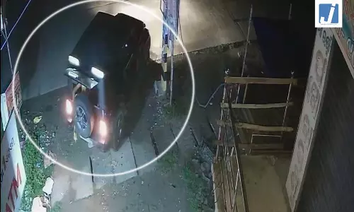 बाप रे बाप! चोरों ने उखाड़ दिया पूरा ATM, कैमरे में कैद हुआ चौंकाने वाला मंजर बाप रे बाप! चोरों ने उखाड़ दिया पूरा ATM, कैमरे में कैद हुआ चौंकाने वाला मंजर