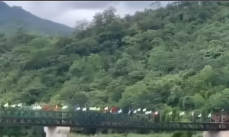 Manipur नदी पर 3 करोड़ रुपये के अनधिकृत स्टील पुल से सुरक्षा संबंधी चिंताएं बढ़ीं Manipur नदी पर 3 करोड़ रुपये के अनधिकृत स्टील पुल से सुरक्षा संबंधी चिंताएं बढ़ीं