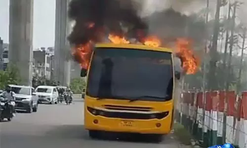 Ghaziabad: मेंटेनेंस के लिए लाई गई स्कूल बस में आग लगी, कोई हताहत नहीं Ghaziabad: मेंटेनेंस के लिए लाई गई स्कूल बस में आग लगी, कोई हताहत नहीं