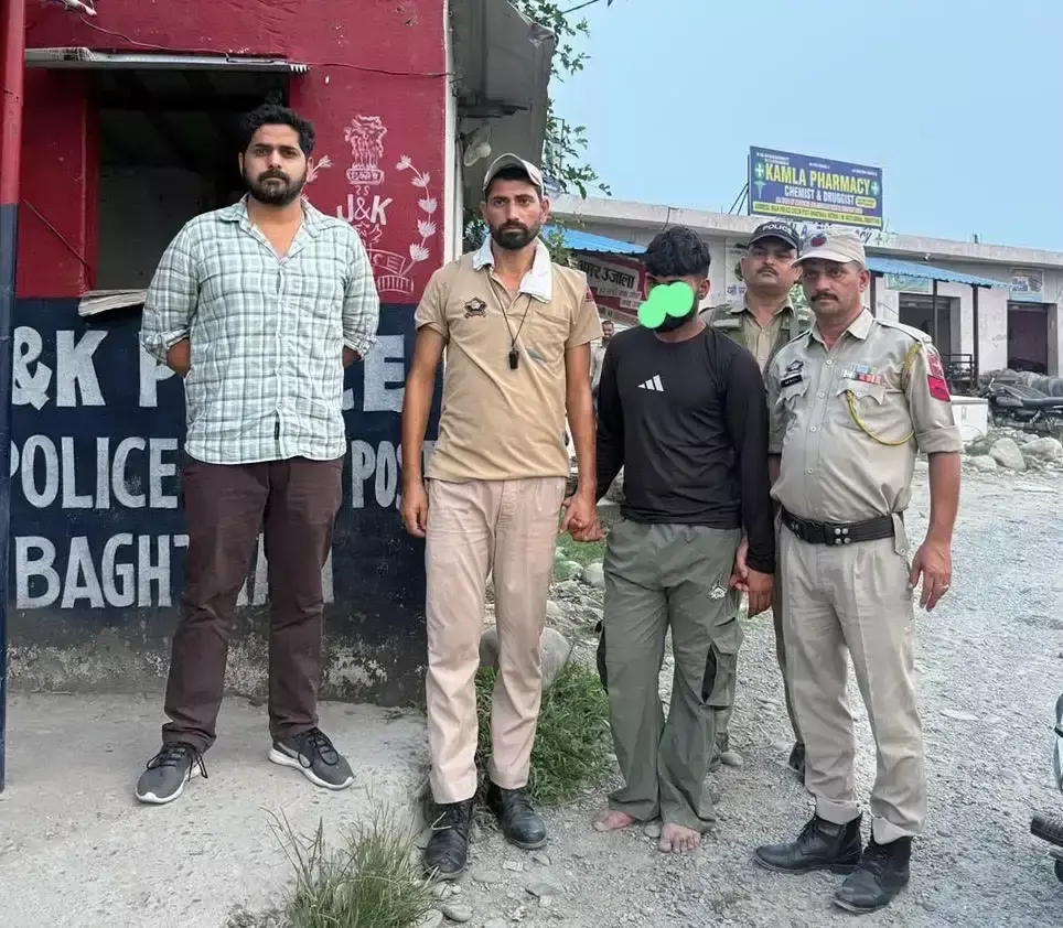 Kathua: नशा तस्करी पर पुलिस का एक्शन, चिट्टा बरामद, तस्कर पुलिस गिरफ्त में