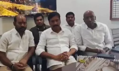 छह हत्याओं के बाद शाबाद जाते समय BRS नेता को हिरासत में लिया गया छह हत्याओं के बाद शाबाद जाते समय BRS नेता को हिरासत में लिया गया
