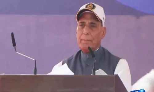 समंदर के सिकंदर: पश्चिम एशिया संकट में भारतीय नौसेना ने सुरक्षित बचाए 18 व्यापारिक जहाज समंदर के सिकंदर: पश्चिम एशिया संकट में भारतीय नौसेना ने सुरक्षित बचाए 18 व्यापारिक जहाज