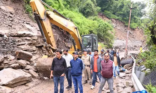 उत्तरकाशी ब्रेकिंग: भूस्खलन से बाधित यमुनोत्री हाईवे को खोलने का काम शुरू, DM ने दिए सख्त निर्देश उत्तरकाशी ब्रेकिंग: भूस्खलन से बाधित यमुनोत्री हाईवे को खोलने का काम शुरू, DM ने दिए सख्त निर्देश