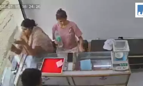 बोतल का पानी पीने से युवती को होने लगी खून की उल्टियां, डॉक्टरों ने गंभीर हालत देखते हुए रेफर किया बोतल का पानी पीने से युवती को होने लगी खून की उल्टियां, डॉक्टरों ने गंभीर हालत देखते हुए रेफर किया