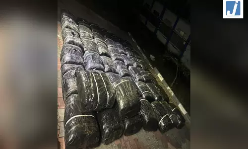 तस्करी के लिए भेजी जा रही 17 लाख की बीड़ी पत्तियां जब्त, तस्कर फरार तस्करी के लिए भेजी जा रही 17 लाख की बीड़ी पत्तियां जब्त, तस्कर फरार