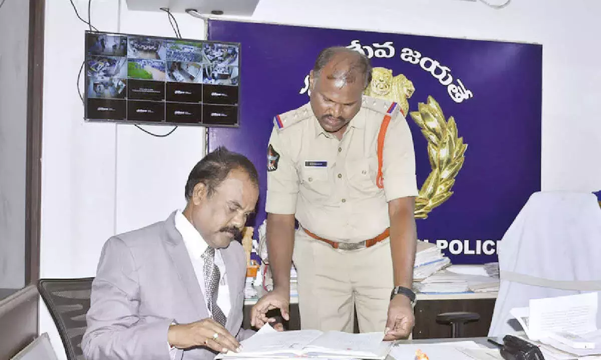 Andhra: आरटीआई आयुक्त ने 16 अधिकारियों को कारण बताओ नोटिस जारी किया Andhra: आरटीआई आयुक्त ने 16 अधिकारियों को कारण बताओ नोटिस जारी किया