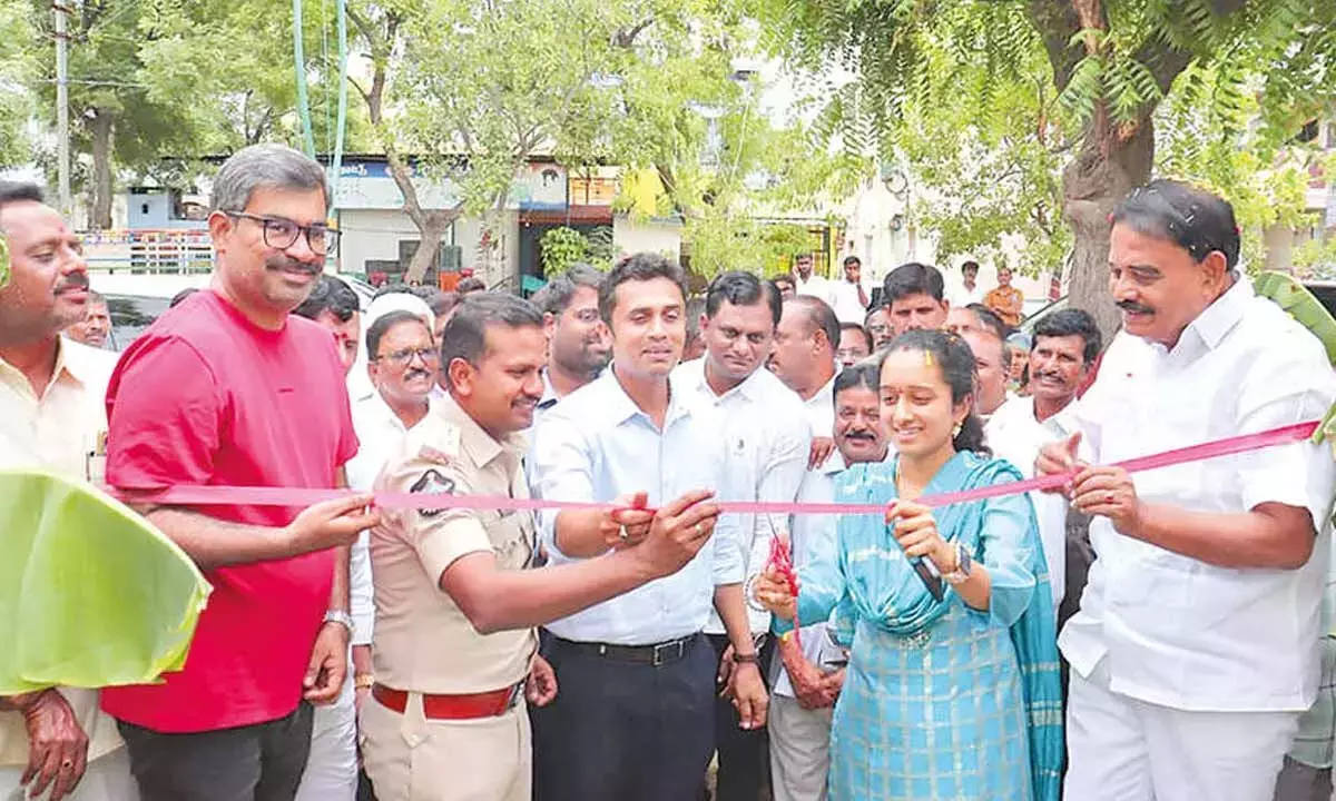 Andhra: विधायक ने पुट्टपर्थी में फूड कोर्ट का उद्घाटन किया Andhra: विधायक ने पुट्टपर्थी में फूड कोर्ट का उद्घाटन किया